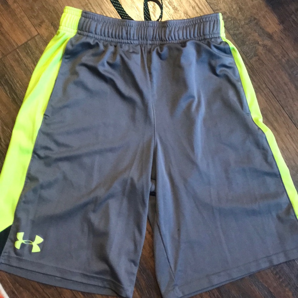 Boys Youth Medium Under Armour shorts
